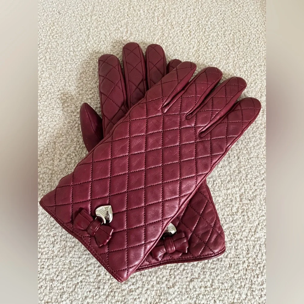 Coach
Quilted
Burgundy
Leather
Gloves Merino
Wool w/heart and bow . - Picture 2 of 6